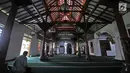 Suasana jemaah saat beribadah di Masjd Hidayatullah, Jakarta, Senin (28/5). Masjid ini telah mengalami 3 kali pemugaran pada tahun 1921, 1948, dan 1996. (Merdeka.com/Iqbal S Nugroho)
