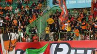 The Jakmania memberikan dukungan kepada Persija Jakarta saat bersua RANS Nusantara FC pada laga pekan ke-16 BRI Liga 1 musim ini di Stadion Patriot Candrabhaga, Bekasi, Minggu (22/10/2023) malam WIB. Sayangnya, Persija takluk 1-2 dari RANS. (Bola.com/Zulfirdaus Harahap)