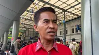 Jelang H-4 Lebaran 2024, pria bernama Khamid (52) tersebut tetap memilih bekerja sebagai kuli angkut atau porter demi mencari nafkah bagi sanak keluarga di Stasiun Pasar Senen, Jakarta Pusat. (Merdeka.com/Muhammad Genantan Saputra)