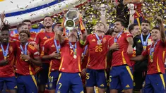 Timnas Spanyol sukses merebut gelar keempat di ajang Euro setelah mengalahkan Inggris 2-1 pada laga final Euro 2024 yang digelar di Olympiastadion, Berlin, Jerman, Senin (15/7/2024) dini hari WIB. Dua gol Spanyol dicetak lewat Nico Williams (47') dan Mikel Oyarzabal (86'). Sementara satu-satunya gol Inggris dihasilkan Cole Palmer (73'). Spanyol pun kini menahbiskan sebagai tim tersukses di ajang Euro dengan menjadi pengoleksi gelar terbanyak yaitu empat kali, setelah sebelumnya sukses menjadi kampiun pada edisi 1964, 2008 dan 2012. (AP Photo/Frank Augstein)