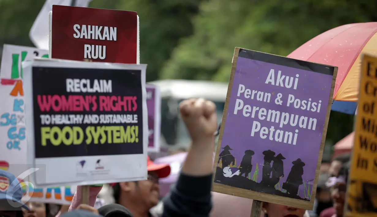 Sejumlah poster yang dibawa para demonstran saat menggelar aksi unjuk rasa dikawasan Patung Kuda, Jakarta, Rabu (8/3). Mereka juga menyinggung permasalahan ketenagakerjaan yang menyangkut hak-hak perempuan. (Liputan6.com/Faizal Fanani)