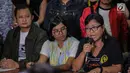 Akademisi Bivitri Susanti menyampaikan keterangan pers di Gedung YLBHI, Jakarta, Kamis (7/3). Dalam keterangannya mereka meminta pihak kepolisian menghentikan proses penyidikan Robertus Robet. (Liputan6.com/Faizal Fanani)