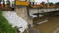 Menteri Pekerjaan Umum dan Perumahan Rakyat (PUPR) Basuki Hadimuljono meninjau sejumlah jalan di Kabupaten Pesisir Selatan, Sumatera Barat yang terputus akibat bencana banjir dan longsor. (Dok Kementerian PUPR)