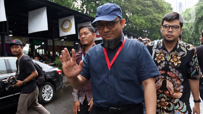 Penyidik senior KPK Novel Baswedan saat jeda pemeriksaan kasus penyiraman air keras terhadapnya di Polda Metro Jaya, Jakarta, Senin (6/1/2020). Polisi memeriksa Novel Baswedan sebagai saksi setelah menetapkan dua tersangka penyerangan.(Liputan6.com/Johan Tallo)