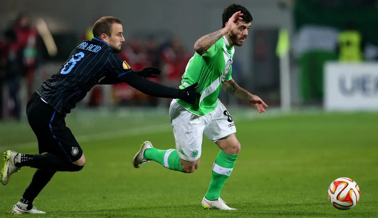 Penyerang Wolfsburg, Vieirinha (kanan) berusaha melewat pemain Inter Milan Rodrigo Palacio di leg pertama 16 besar Liga Europa di Stadion Volkswagen Arena, Jumat (13/3/2015). Wolfsburg menang 3-1 atas Inter Milan. (AFP FOTO/Ronny Hartmann)