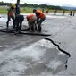 Foto kerusakan runway Bandara Domine Eduard Osok (DOE) Sorong, Papua Barat. (dok: kemenhub)