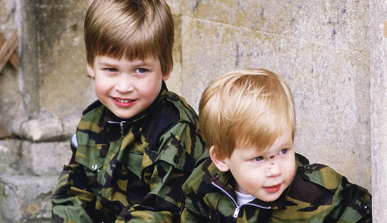 Pangeran William dan Harry saat memakai baju tentara. Gemas banget ya! (Tim Graham/Getty Images/USMagazine)