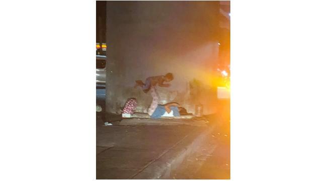 Viral Foto Tunawisama Bermain dengan Anaknya, Buktikan Bahagia Itu Sederhana