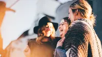 Seorang istri yang juga menjadi mahasiswa juga dapat mengerjakan tugas bersama teman-temannya sembari menghabiskan waktu bersama agar tidak tertekan (Foto: Unsplash.com/Priscilla Du Preez)
