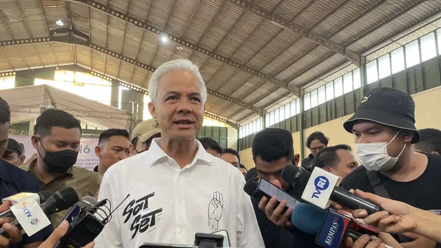 Calon presiden nomor urut tiga Ganjar Pranowo menerima dukungan dari Asosiasi Pedagang Mie dan Bakso (APMISO) di GOR Satria, Plombokan, Semarang, Jawa Tengah, Senin (1/1/2024). (Liputan6.com/Ady Anugrahadi)