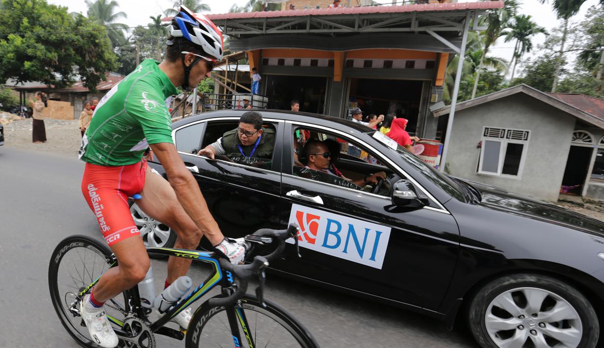 Pebalap Pishgaman Giant Team, Hossein Askari, mendapat perawatan dari tim dokter setelah terjatuh di Etape 8 Tour de Singkarak 2015 dari Simpang Ampek, Pasaman Barat dan finis di Lawang Park, Kabupaten Agam, Sabtu (10/10/2015). (Bola.com/Arief Bagus)