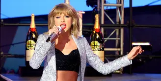 Menjadi salah satu korban pelecehan seksual yang dilakukan David Mueller, Taylor Swift tidak tinggal diam. Ia membawa kasus ini ke ranah hukum dan pada akhirnya ia juga lah yang memenangkannya. (AFP/Astrid Stawiarz)