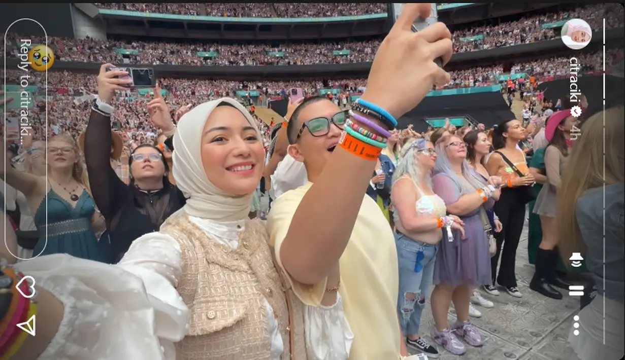 Momen seru Citra Kirana dan Rezky Aditya menikmati konser Taylor Swift. Tak lupa Citra dan Rezky abadikan setiap lagu yang dinyanyikan oleh pelantun tembang Cruel Summer itu. Akhirnya bisa nonton konser Taylor Swift bareng sang suami, Citra Kirana tak bisa sembunyikan kebahagiaannya. Citra pun loncat-loncat menikmati sambil gandeng sang suami. (Liputan6.com/IG/@citraciki)