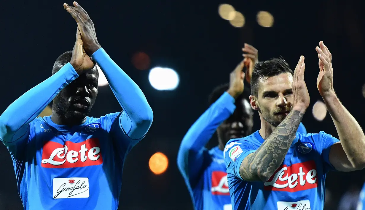 Pemain Napoli, Kalidou Koulibaly dan Christian Maggiober merayakan kemenangan atas Cagliari pada laga pekan ke-26 Serie A di Sardegna Arena, Selasa (27/2). Napoli menggulung tuan rumah Cagliari dengan skor telak 5-0. (ALBERTO PIZZOLI / AFP)