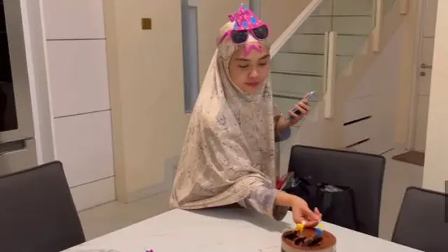 6 Momen Ria Ricis Beri Kejutan Ulang Tahun Teuku Ryan, Tepat Tengah Malam