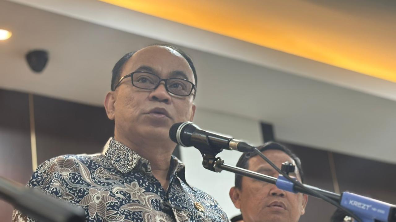 Menteri Koperasi (MenKop) Budi Arie Setiadi dalam konferensi pers terkait Koperasi Susu Boyolali, di gedung Kemenkop, Jakarta, Senin (11/11/2024). (Tira/Liputan6.com)