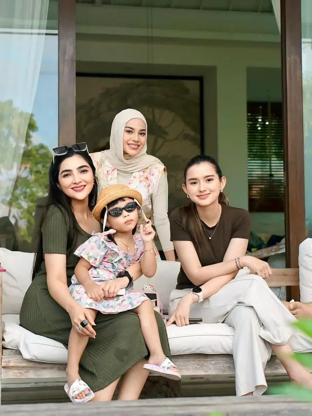 6 Gaya Liburan Aurel Hermansyah di Bali, Dress Bunga dan Sandal Jepit Tetap Kece