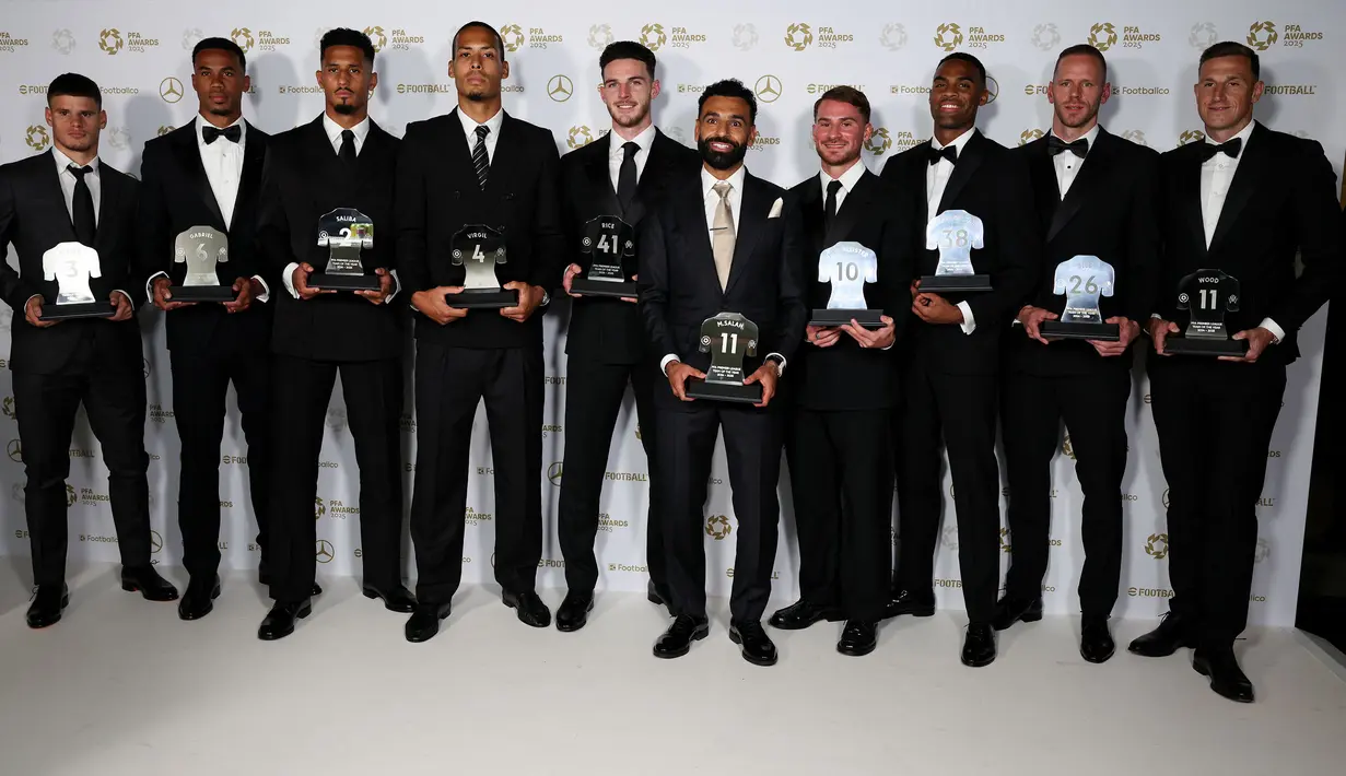 PFA awards sendiri merupakan penghargaan tahunan yang diberikan untuk pemain yang berkarir di sepak bola Inggris yang didasarkan atas penilaian dari Asosiasi Pemain Profesional (PFA). (AFP/Darren Staples)