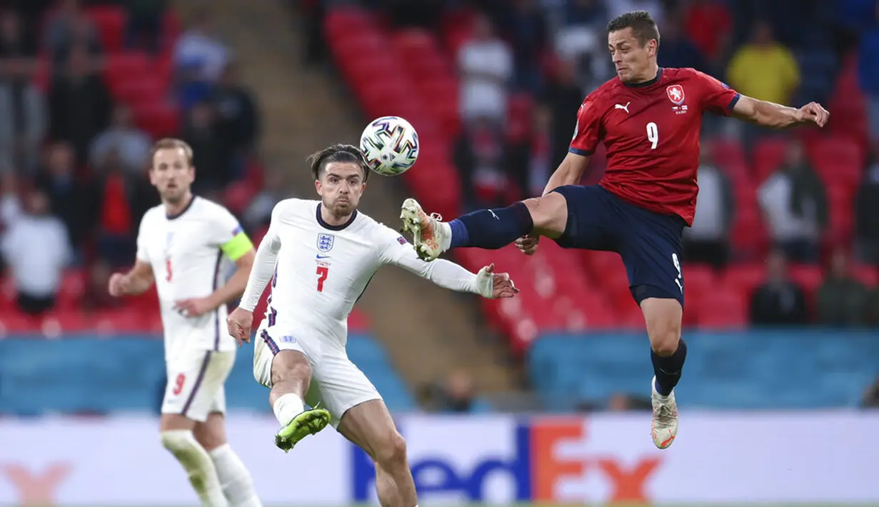 Pemain Republik Ceko Tomas Holes (kanan) berebut bola dengan Inggris pemain Jack Grealish pada pertandingan Grup D Euro 2020 di Stadion Wembley, London, Selasa (22/6/2021). Inggris menang 1-0. (AP Photo/Laurence Griffiths, Pool)
