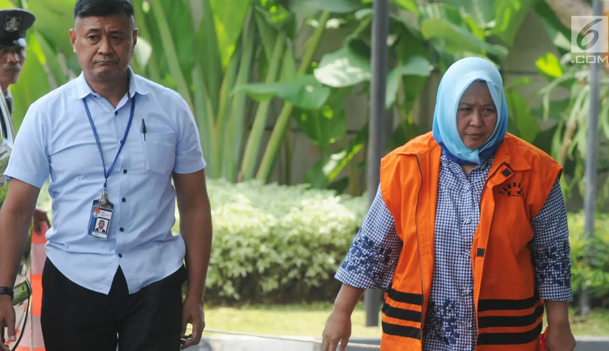 Panitera Pengadilan Negeri Tangerang Tuti Atika dikawal petugas menuju ruang pemeriksaan di gedung KPK, Jakarta, Kamis (29/03). Tuti Atika berstatus tersangka bersama Hakim PN Tangerang Wahyu Widya Nurfitri dan dua pengacara. (Merdeka.com/Dwi Narwoko)