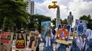 Para aktivis dari ECOTON mengingatkan masyarakat bahwa saat ini Indonesia menjadi negara yang penduduknya banyak mengkonsumsi produk mengandung plastik. (Juni KRISWANTO/AFP)