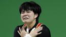 Lifter Jepang, Namika Matsumoto, menangis usai berhasil melakukan angkatan pada kelas 63 kg pada Olimpiade 2016 di Rio de Janeiro, Brasil, Selasa (9/8/2016). (AP/Mike Groll)
