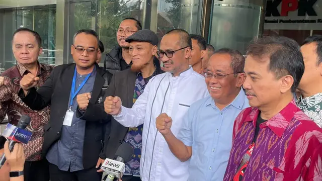 Mantan Ketua Komisi Pemberantasan Korupsi, Abraham Samad bersama dengan pegiat anti korupsi lain melaporkan dugaan korupsi ke KPK.