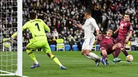 Pemain Real Madrid Casemiro (tengah) berebut bola dengan pemain Real Sociedad Robin Le Normand (kedua kanan) pada pertandingan sepak bola Liga Spanyol di Stadion Santiago Bernabeu, Madrid, Spanyol, 5 Maret 2022. Real Madrid menang 4-1. (PIERRE-PHILIPPE MARCOU/AFP)