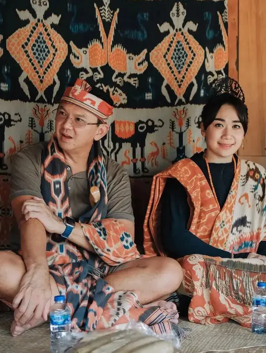 <p>Sementara Ahok, mengenakan kain tersebut dengan dijadikan selendang di atasan polo shirtnya. Lalu dijadikan bawahan dan ikat kepala. [@pluralljeko]</p>