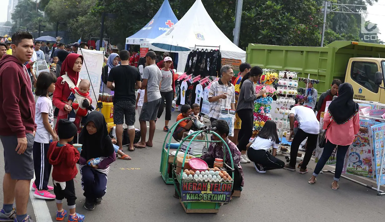 Pedagang kaki lima (PKL) berjualan di sepanjang Jalan Sudirman saat pelaksanaan car free day Jakarta, Minggu (1/7). Kurangnya pengawasan menyebabkan banyak PKL yang berjualan tidak pada tempatnya dan memenuhi area CFD. (Liputan6.com/Immanuel Antonius)