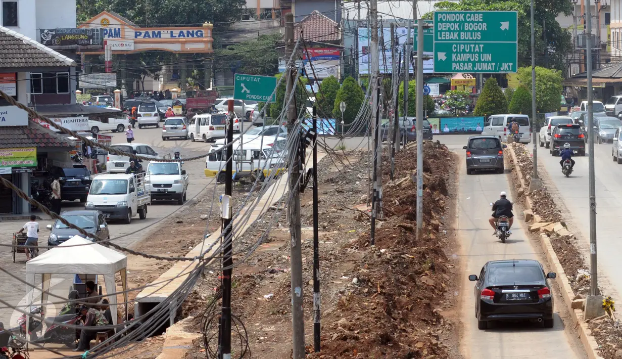  Sejumlah kendaraan melintas di Jalan Raya Siliwangi Pamulang, Kota Tangerang Selatan (Tangsel),Banten, Kamis (12/5). Warga kesal dan kecewa badan jalan yang rusak parah tak pernah diperbaiki pemerintah Kota Tangerang Selatan. (Liputan6.com/Helmi Afandi)