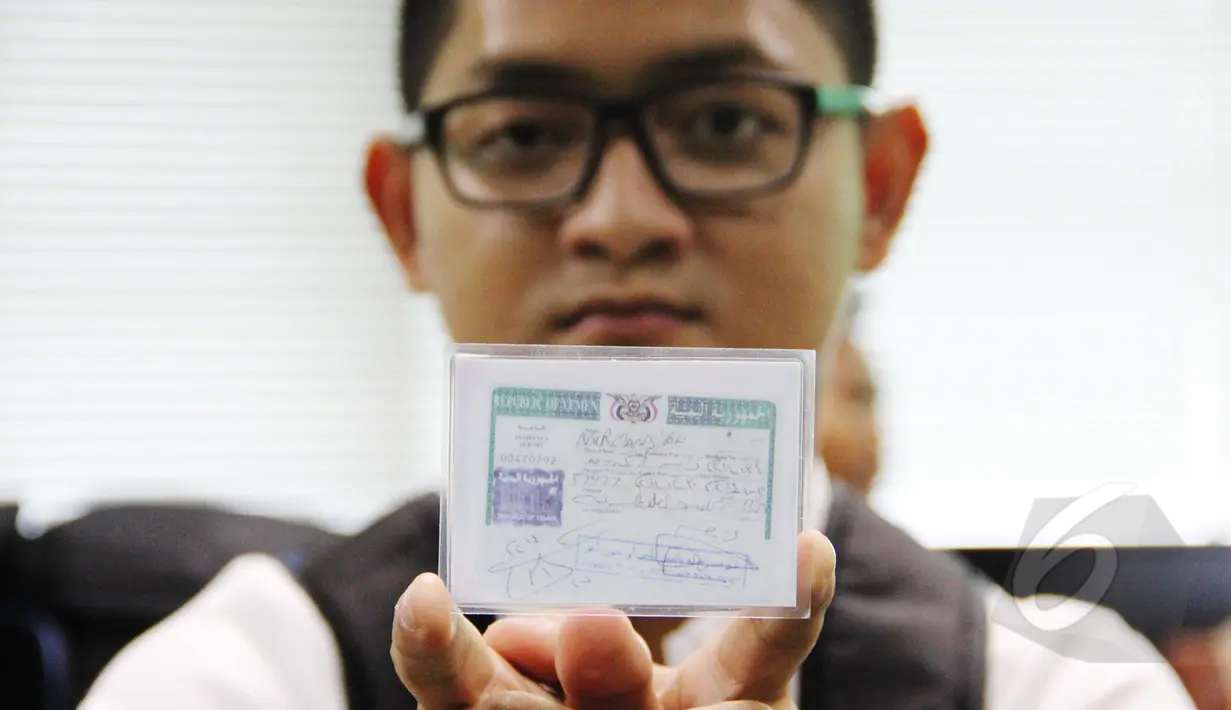 Seorang mahasiswa Indonesia dari Yaman memperlihatkan kartu mahasiswa Yaman saat mendatangi Fraksi PKB di gedung DPR RI, Jakarta, Senin, (13/4/2015). Kedatangan mereka untuk mengadukan nasib pendidikan yang sementara terhenti (Liputan6.com/Helmi Afandi)
