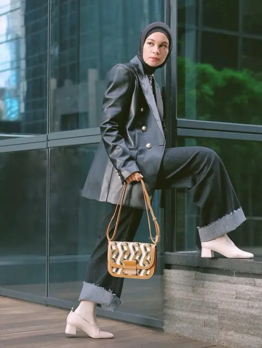 Blazer kulit juga bisa menjadi inspirasi, cukup padukan dengan denim dan heels atau sepatu yang kamu suka seperti gaya Tantri Namirah ini.