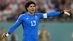 Dibandingkan posisi lain, posisi penjaga gawang sering kali menjadi posisi yang sulit tergeser alias tak tergantikan dalam sebuah tim baik di level klub maupun bersama timnas meski sang pemain sudah tak muda lagi, apalagi jika sang kiper masih memiliki kualitas mumpuni. Seperti 5 kiper berikut, di usianya yang sudah menjelang senja namun tetap dipercaya menjadi pilihan utama bersama negaranya di level timnas. (AFP/Manan Vatsyayana)