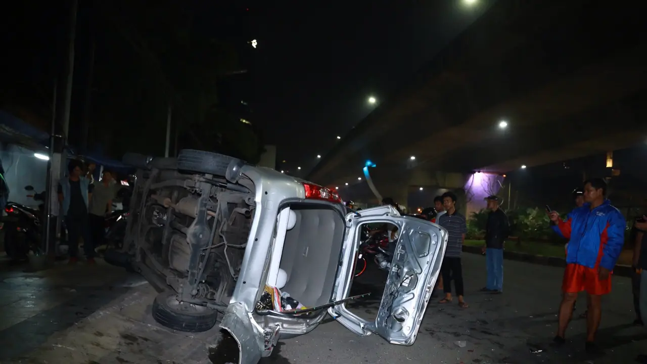 Xenia Ditabrak Innova Hingga Mental di Jalan Dr Satrio