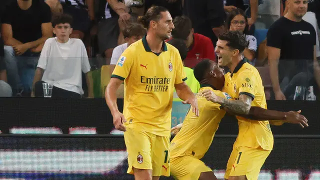 Skuad AC Milan merayakan gol Christian Pulisic ke gawang Udinese di Bluenergy Stadium pada pekan keempat Serie A 2025/2026, Minggu (21/09/2025). (Andrea Bressanutti/LaPresse via AP)