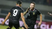 Pemain Timnas Indonesia, Marc Klok melakukan selebrasi usai mencetak gol penyeimbang 1-1 ke gawang Timnas Curacao dalam laga uji coba FIFA Matchday antara Timnas Indonesia menghadapi Curacao di Stadion Gelora Bandung Lautan Api (GBLA), Bandung, Jawa Barat, Sabtu (24/9/2022) malam WIB. (Bola.com/Bagaskara Lazuardi)