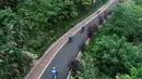 Foto dari udara memperlihatkan sejumlah orang bersepeda di sepanjang jalur sepeda di Desa Sanliya di Wilayah Pingli, Provinsi Shaanxi, China (23/7/2020). Jalur sepanjang 40 kilometer yang membentang di alam bebas ini menawarkan pengalaman yang menyenangkan bagi pesepeda. (Xinhua/Zhang Bowen)