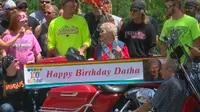 Nenek Datha  Robets baru merasakan bagaimana rasanya naik motor saat ulang tahunnya yang ke-100 tahun. (Rideapart)