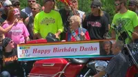 Ultah ke-100, Nenek Ini Dapat Kado Naik Sepeda Motor