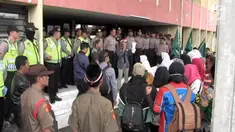 sejumlah elemen masyarakat dan juga Pemuda Nahdhatul Ulama mengantar orang tua korban pemerkosaan melakukan aksi protes ke Pengadilan Negeri Cibadak, Sukabumi, Jawa Barat.

Mereka protes karena memvonis bebas pelaku pemerkosaan terhadap korban yang...