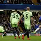 Pemain Chelsea, Gary Cahill, saat mencetak gol ke gawang Manchester City dalam laga putaran kelima Piala FA di Stadion Stamford Bridge, London, Minggu (21/2/2016) malam WIB. (AFP/Adrian Dennis)