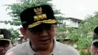 Gubernur DKI Jakarta Basuki Tjahaja Purnama atau Ahok meninjau proyek normalisasi Kali Ciliwung. Sementara 