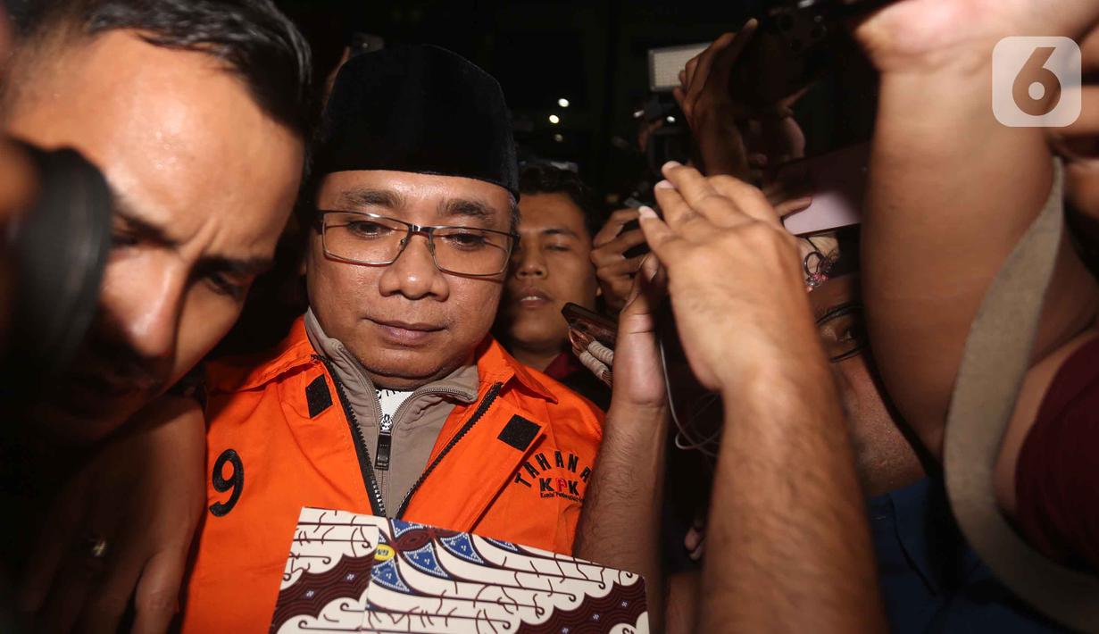 Sebelumnya, Yaqut Cholil Qoumas telah menjalani pemeriksaan sebagai saksi pada Jumat 30 Januari 2026. Ia juga tercatat telah tiga kali diperiksa sebagai saksi sebelum ditetapkan sebagai tersangka, yakni pada Selasa 16 Desember 2025; Senin 1 September 2024; dan Kamis 7 Agustus 2025. Tampak dalam foto, mantan Menteri Agama, Yaqut Cholil Qoumas, saat dibawa menuju mobil tahanan di Gedung Merah Putih Komisi Pemberantasan Korupsi (KPK), Jakarta, Kamis (12/3/2026). (Liputan6.com/Helmi Fithriansyah)