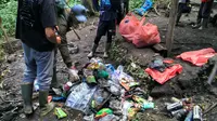 Sejumlah porter dan pemandu lokal saat membersihkan sampah di Gunung Kerinci, Kamis (18/7/2019). Aksi tersebut dilakukan karena sampah di Gunung Kerinci yang semakin memprihatinkan. (Liputan6.com/Ferdi/ Istimewa)