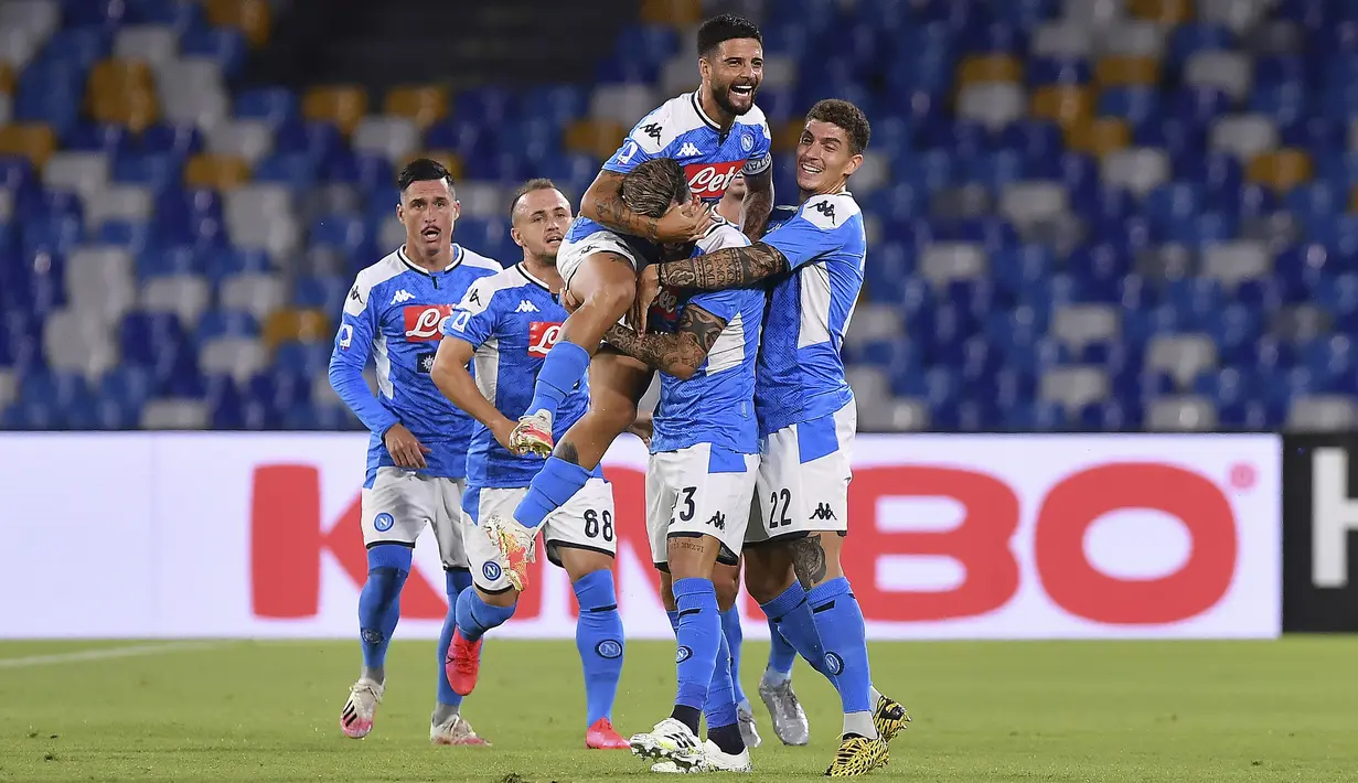 Pemain Napoli Elseid Hysaj (tengah) merayakan golnya ke gawang Sassuolo pada pertandingan Serie A di Stadion San Paolo, Naples, Italia, Sabtu (25/7/2020). Napoli mengalahkan Sassuolo dengan skor 2-0. (Cafaro/LaPresse via AP)
