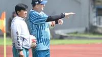 Pelatih Persib Bandung, Robert Rene Alberts. (Bola.com/Muhammad Faqih)