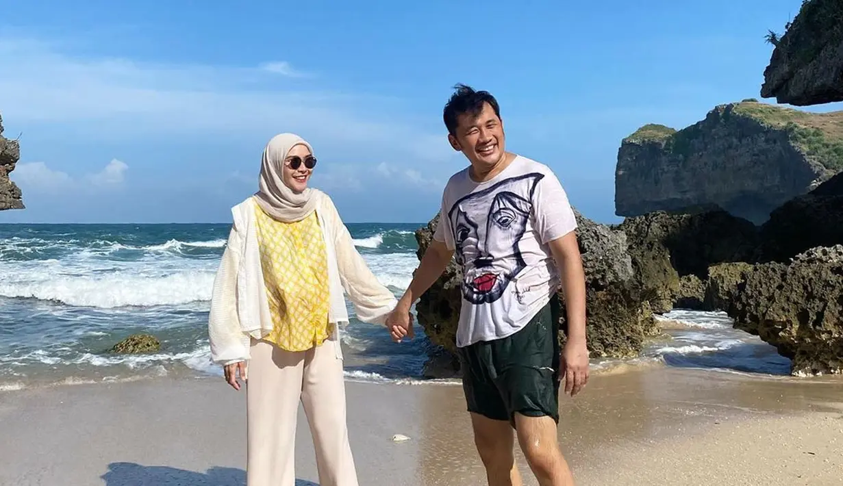Jelang hari melahirkan, Zaskia Adya Mecca pun diajak ke pantai oleh Hanung Bramanto. Tujuannya, untuk mencari udara segar dan membuat Zaskia relaks sebelum melahirkan anak kelimanya. (Instagram/zaskiadyamecca)