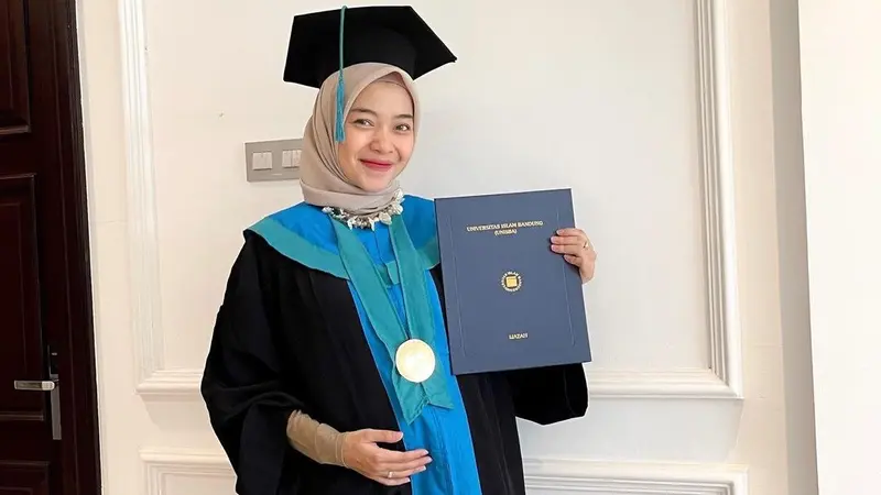 Novia Giana jalani wisuda profesi dokter