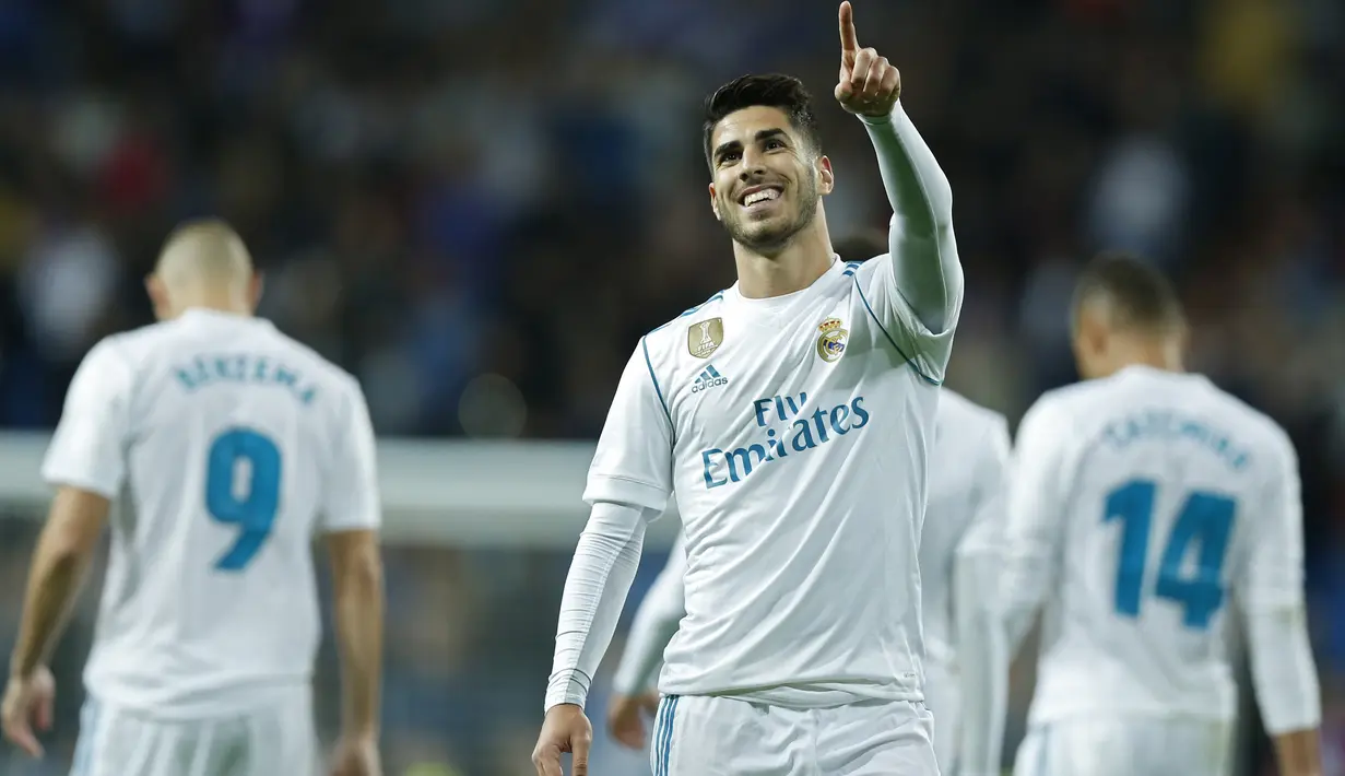 Pemain Real Madrid, Marco Asensio merayakan golnya ke gawang Las Palmas pada laga La Liga Santander di Santiago Bernabeu stadium, Madrid, (5/11/2017). Real Madrid menang 3-0. (AP/Francisco Seco)